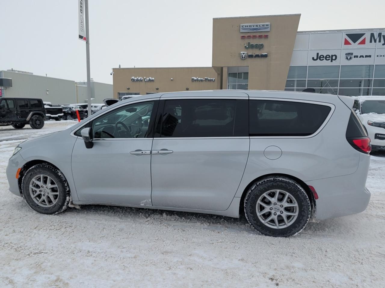 2023 Chrysler Pacifica Touring L  - Apple CarPlay - $99.93 /Wk Photo