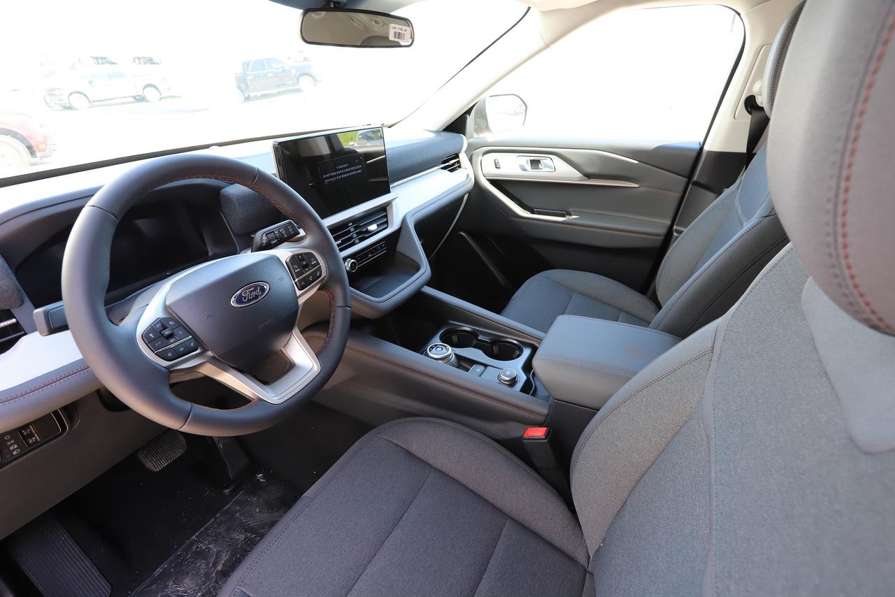 2026 Ford Explorer Active w/200A Pkg 4WD Photo1