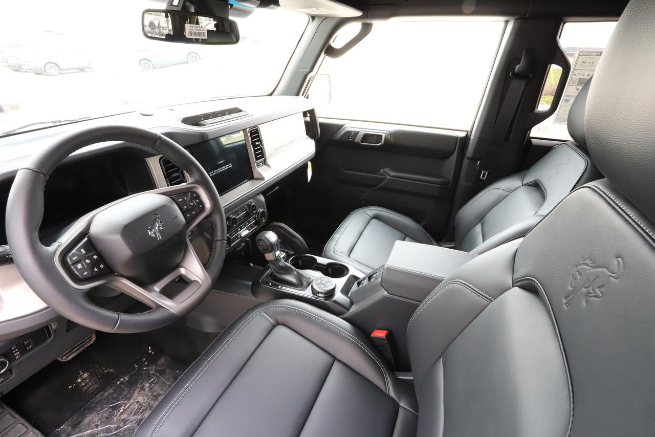 2026 Ford Bronco OUTER BANKS 4 DOOR 4X4 Photo1