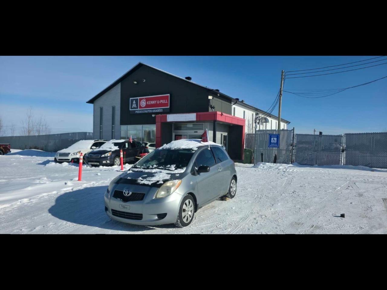 Découvrez l'économie et la fiabilité avec notre Toyota Yaris Liftback 2008, offerte chez Kenny Sherbrooke! Ce véhicule compact est parfait pour ceux qui cherchent à économiser sans compromettre la qualité. Équipée d'un moteur 1.5L L4 DOHC 16V, cette Yaris promet une conduite efficace et agile.Profitez d'un prix imbattable en acquérant cette voiture telle quelle. Cela vous permet de réaliser des économies tout en ayant la liberté de la faire inspecter et sécuriser selon vos préférences. Ne manquez pas cette opportunité de posséder une voiture pratique et économique. Passez chez nous pour en savoir plus et découvrir comment cette Yaris peut devenir votre alliée sur la route!
