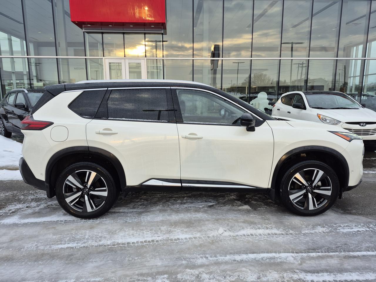 2023 Nissan Rogue SL AWD LEATHER, NAVIGATION, PANORAMIC MOONROOF Photo