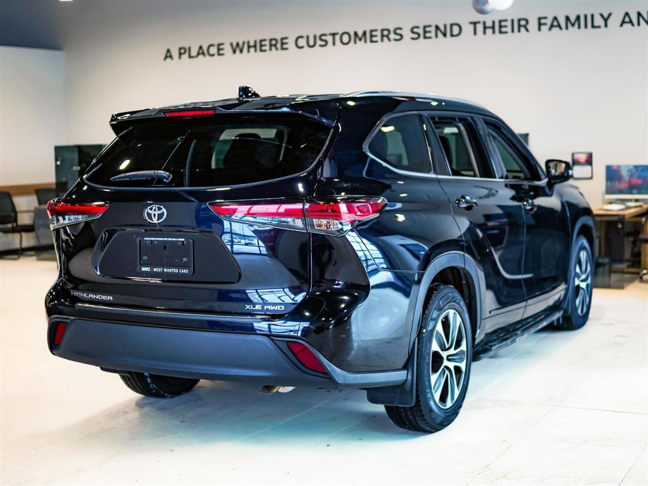 2020 Toyota Highlander XLE | AWD | NO ACCIDENTS | LEATHER | SUNROOF Photo