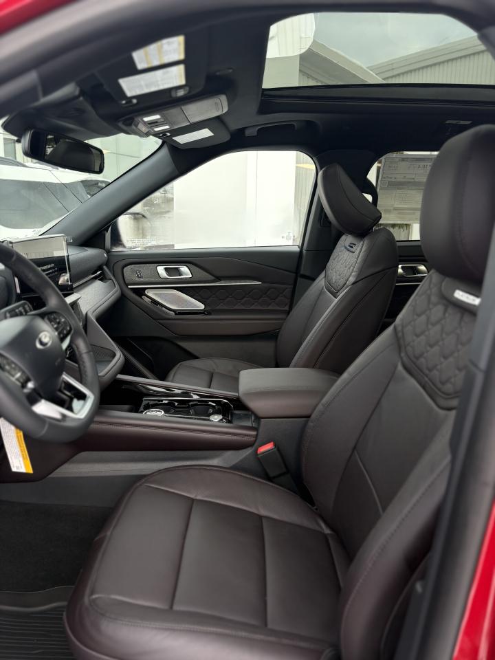 2026 Ford Explorer Platinum™ Photo4