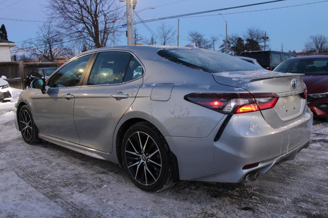 2024 Toyota Camry HYBRID SE Photo