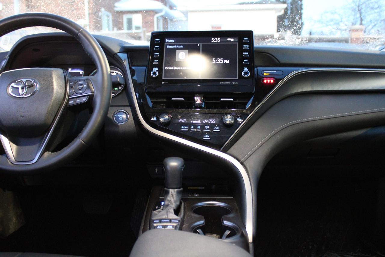 2024 Toyota Camry HYBRID SE Photo