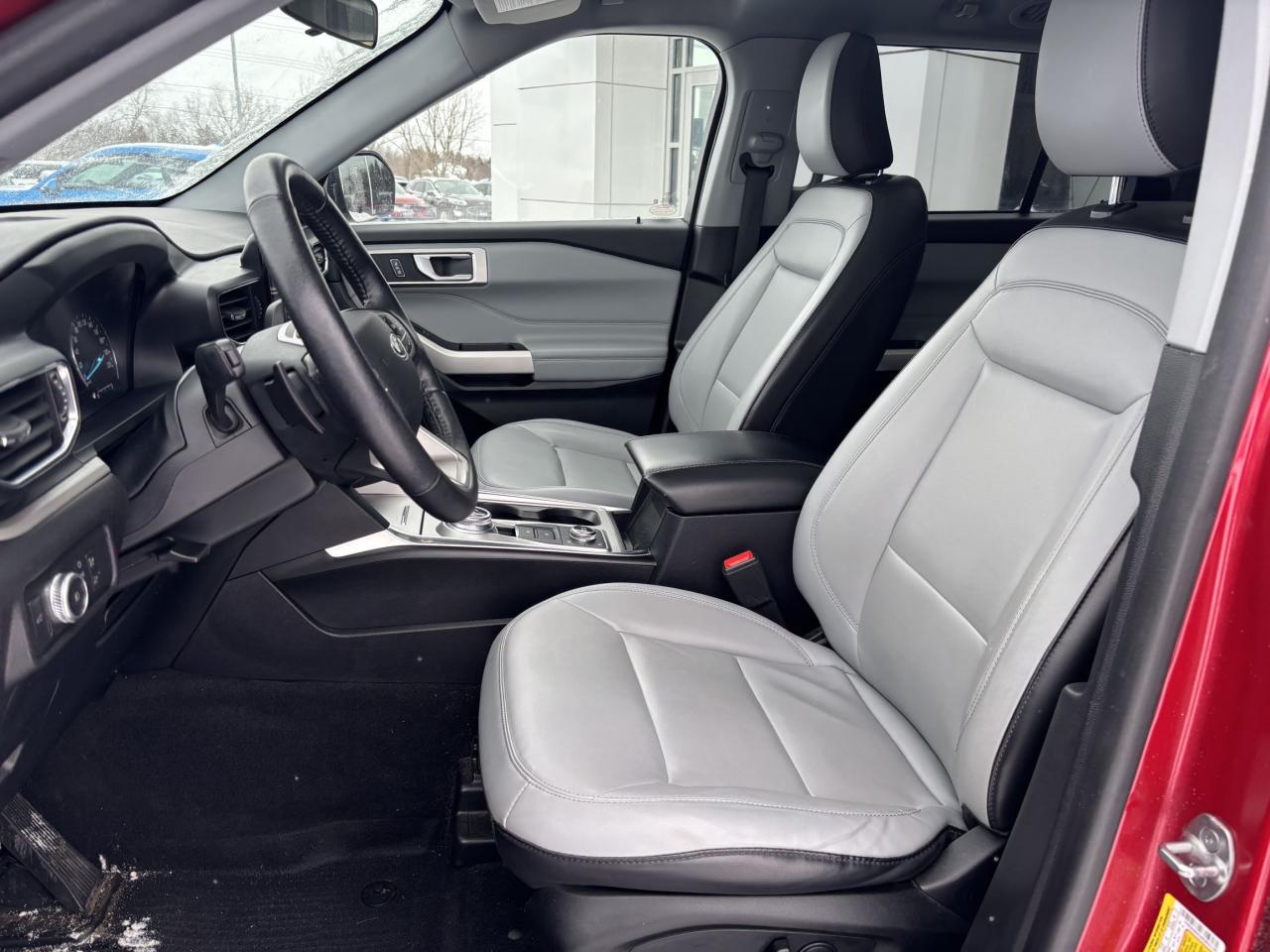 2021 Ford Explorer XLT, LOCAL TRADE, SPORT APPEARANCE PACK, 20" RIMS! Photo