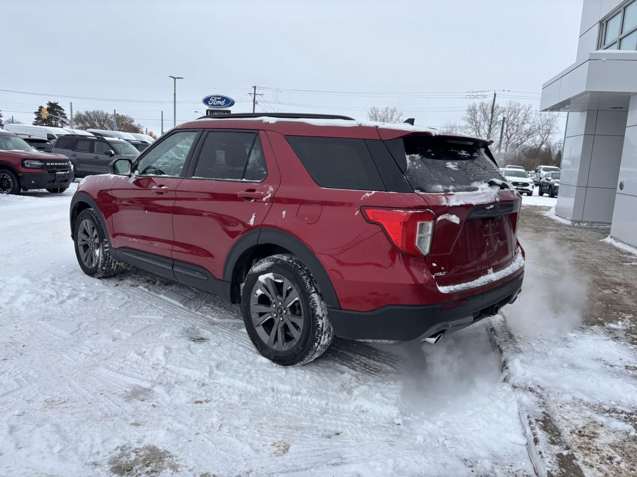 2021 Ford Explorer XLT, LOCAL TRADE, SPORT APPEARANCE PACK, 20" RIMS! Photo