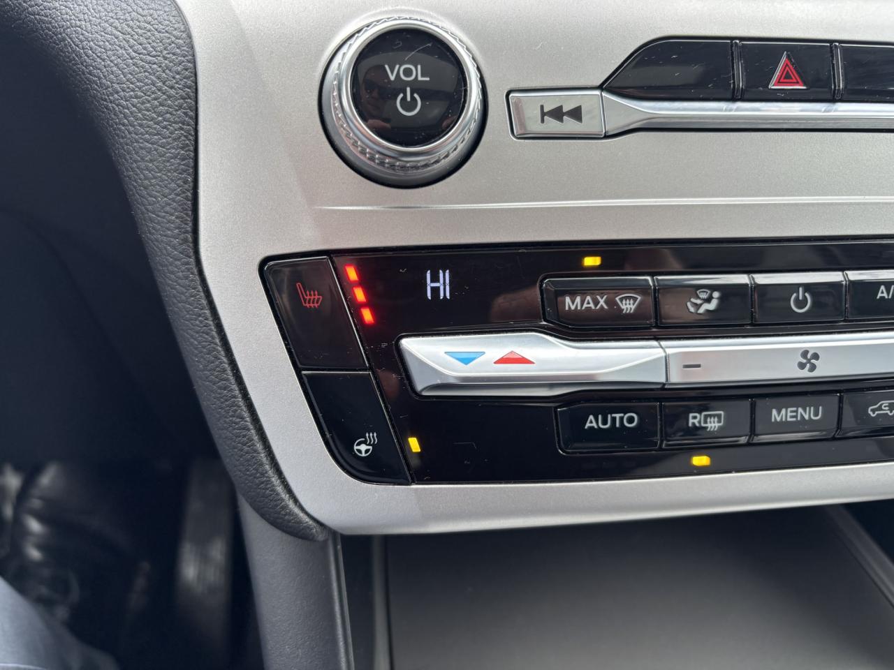 2021 Ford Explorer XLT, LOCAL TRADE, SPORT APPEARANCE PACK, 20" RIMS! Photo