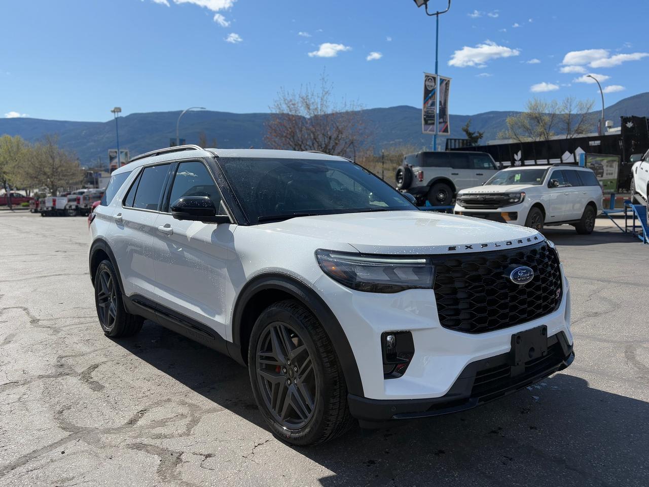 2026 Ford Explorer ST Photo2
