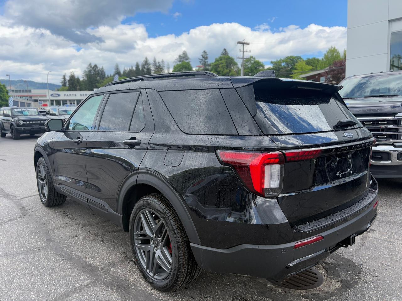 2026 Ford Explorer ST-Line Photo2