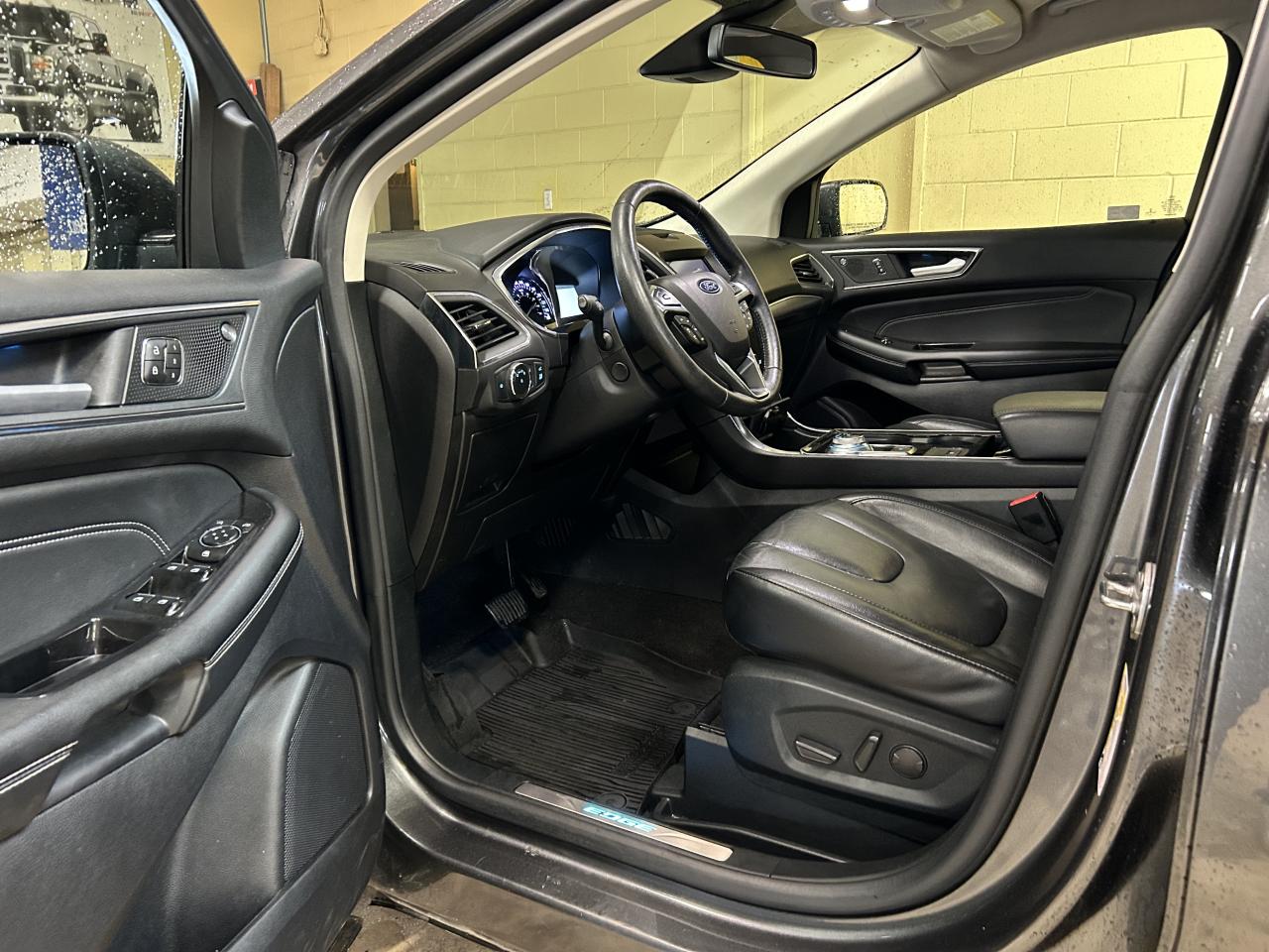 2020 Ford Edge Titanium Photo