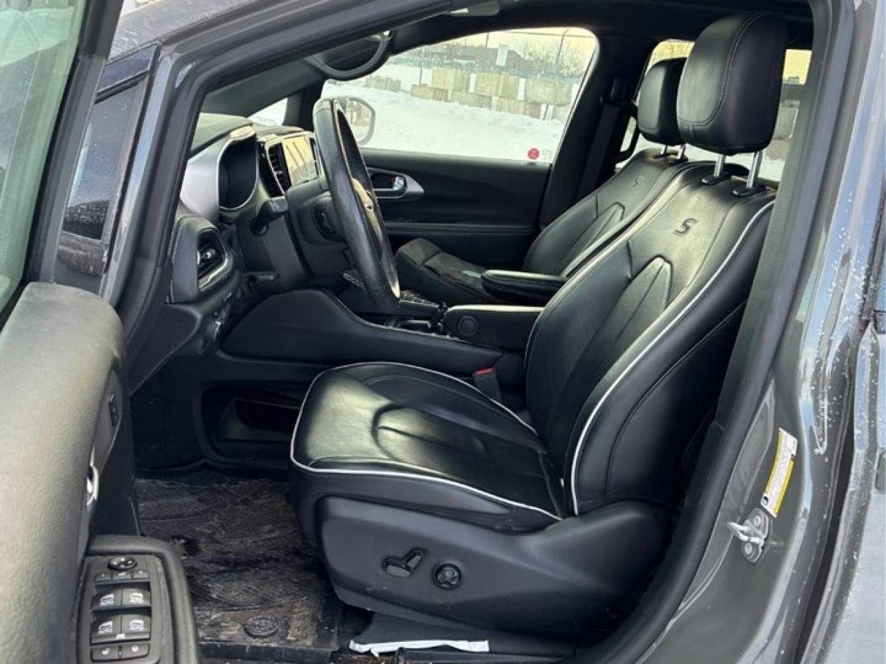 2022 Chrysler Pacifica Hybrid Limited | DVD Theatre Pkg | "S" Pkg |Pano Roof | Leather | 360 Camera | Adaptive Cruise and More ! Photo