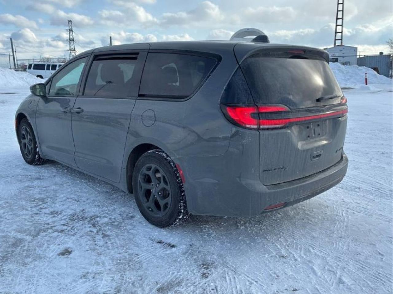 2022 Chrysler Pacifica Hybrid Limited | DVD Theatre Pkg | "S" Pkg |Pano Roof | Leather | 360 Camera | Adaptive Cruise and More ! Photo