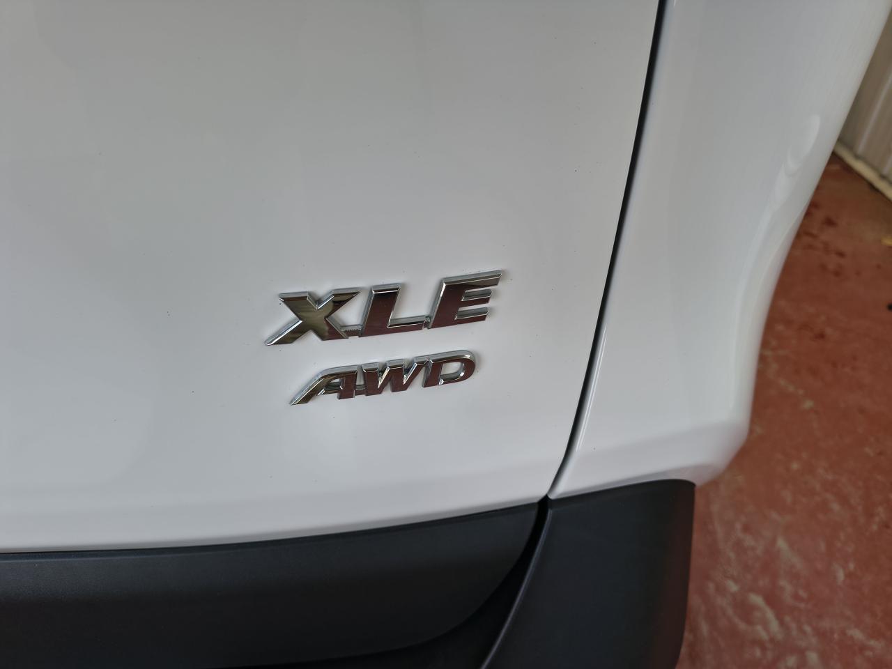 2021 Toyota RAV4 XLE Photo0