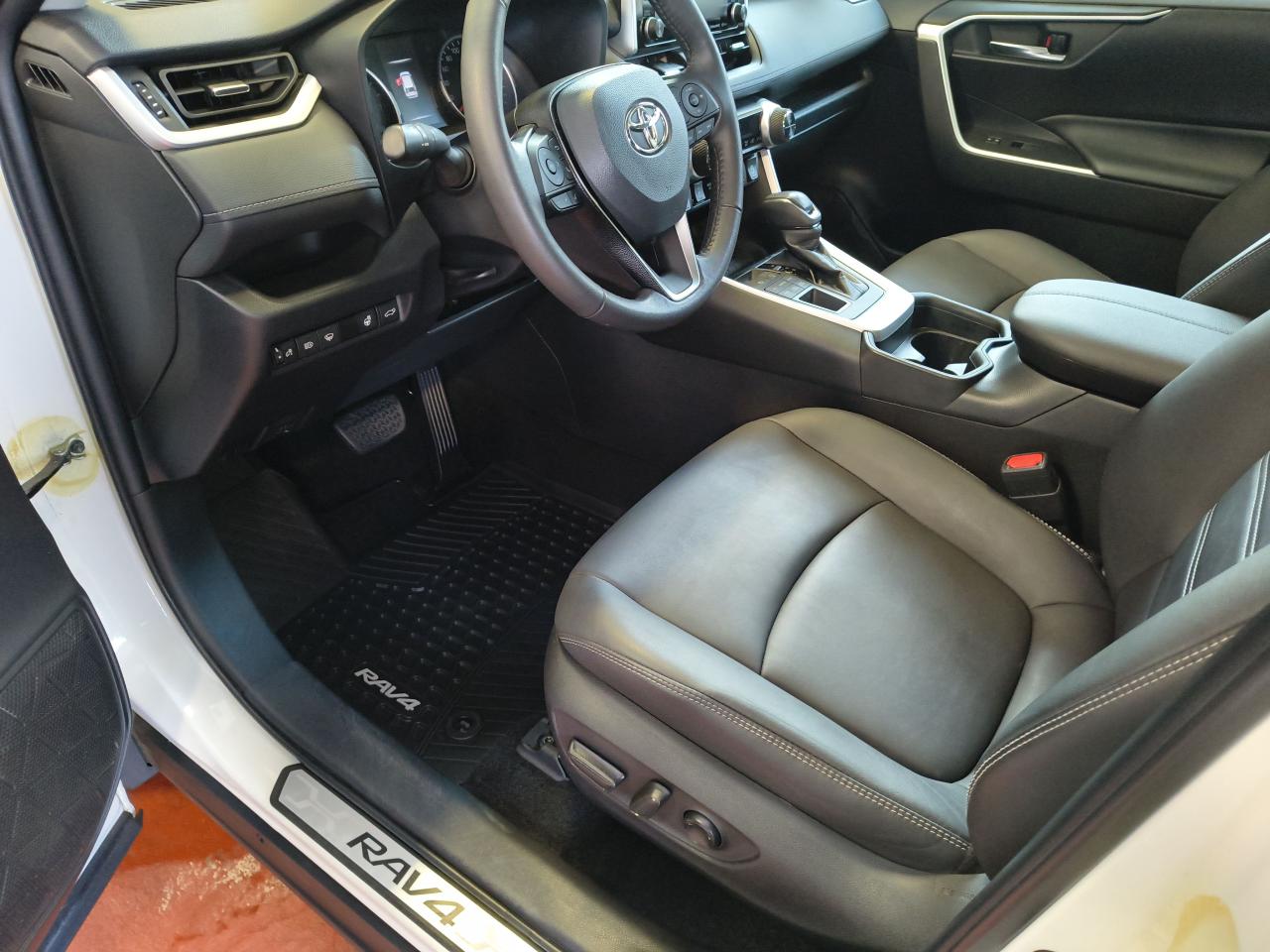 2021 Toyota RAV4 XLE Photo0