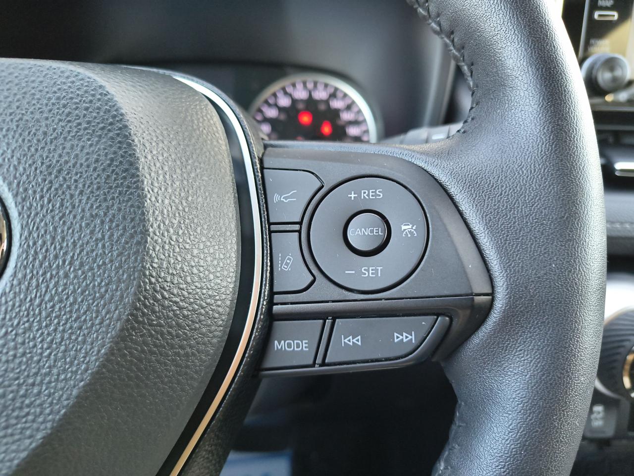 2021 Toyota RAV4 XLE Photo0