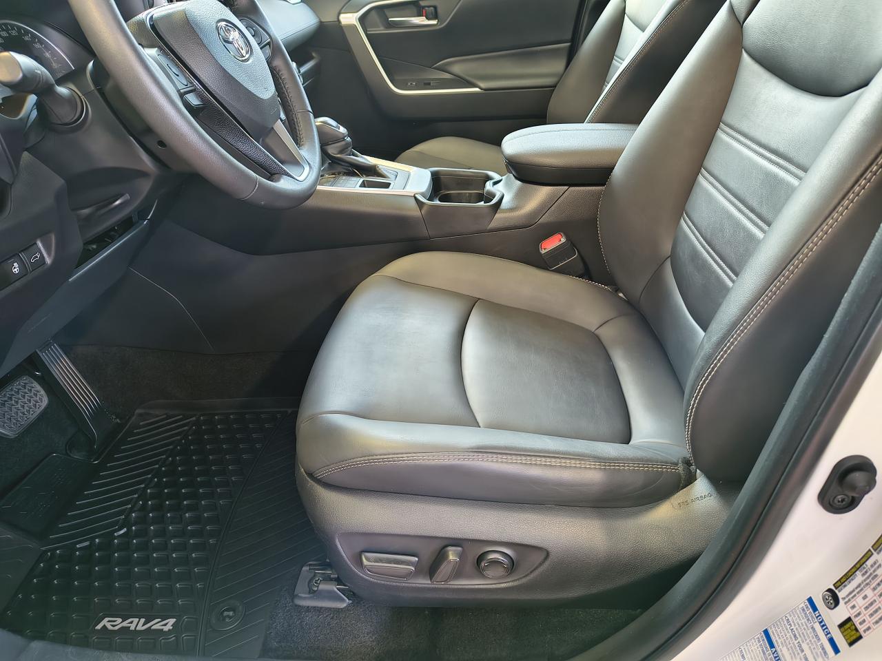 2021 Toyota RAV4 XLE Photo0