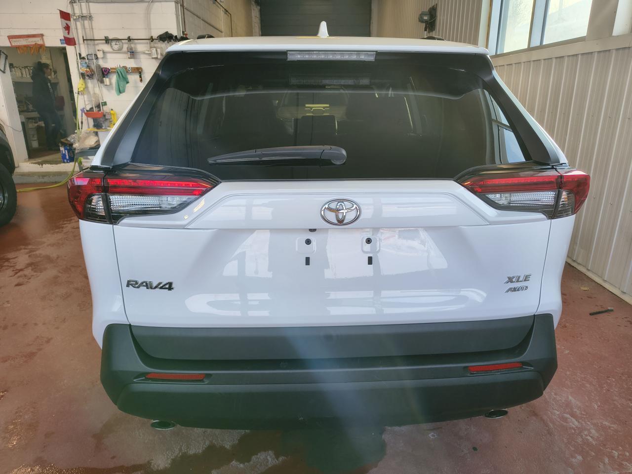 2021 Toyota RAV4 XLE Photo0