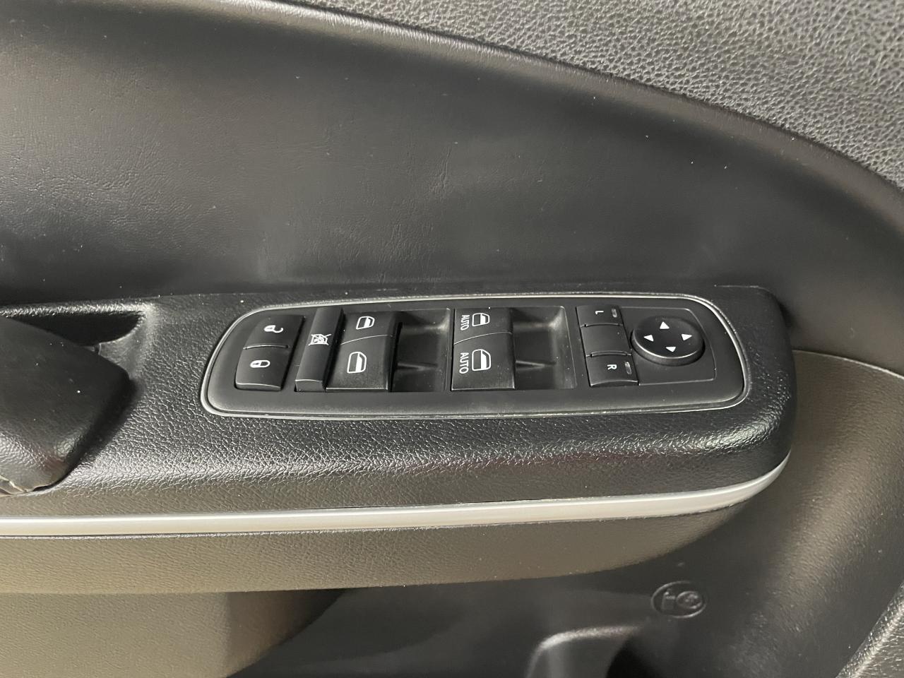 2019 Chrysler 300 300S Photo12