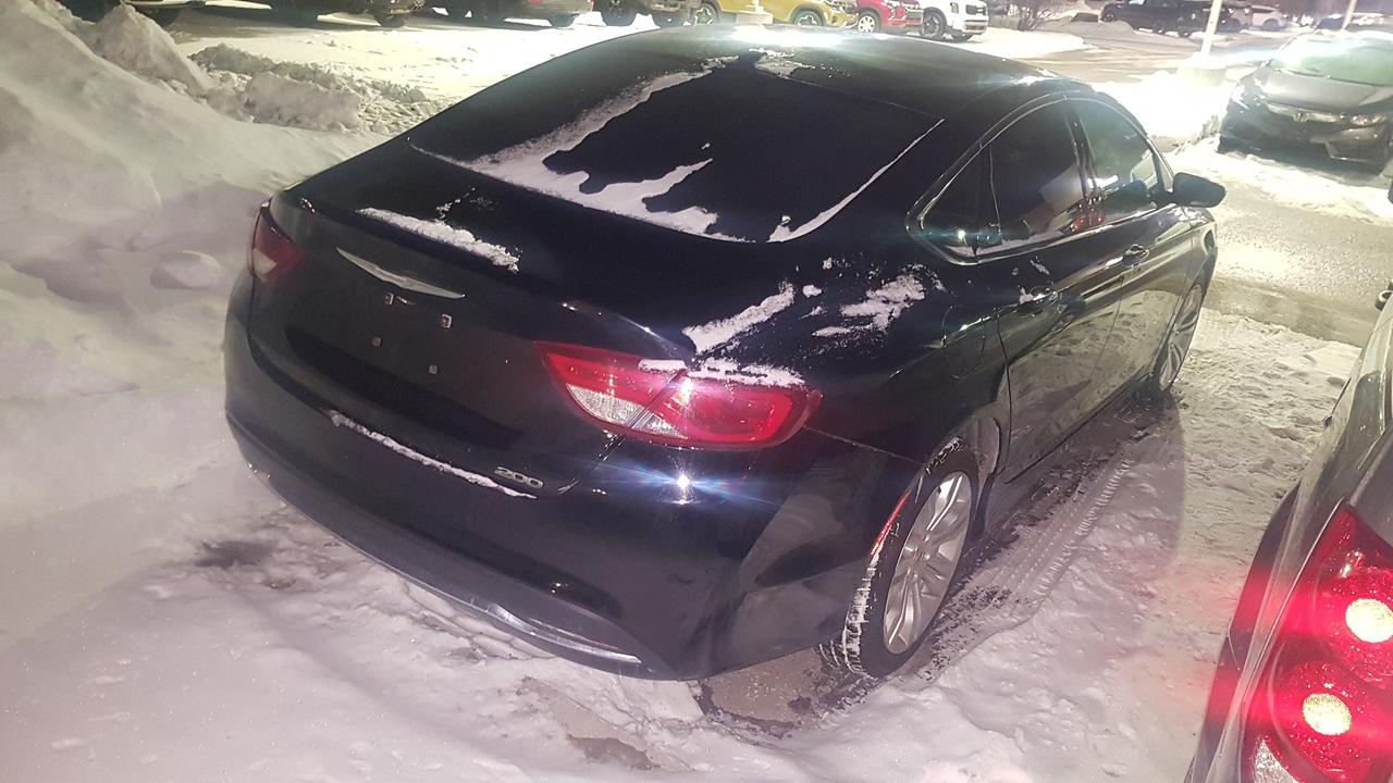 2016 Chrysler 200 Limited Photo