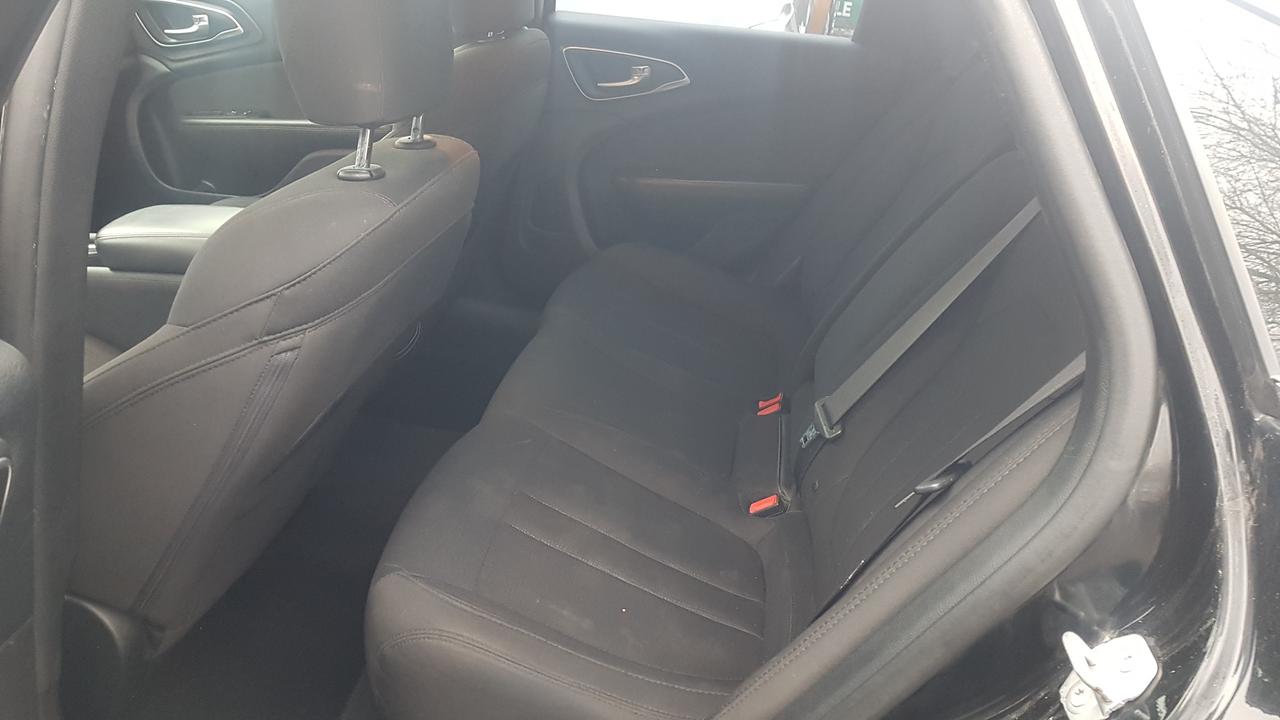 2016 Chrysler 200 Limited Photo