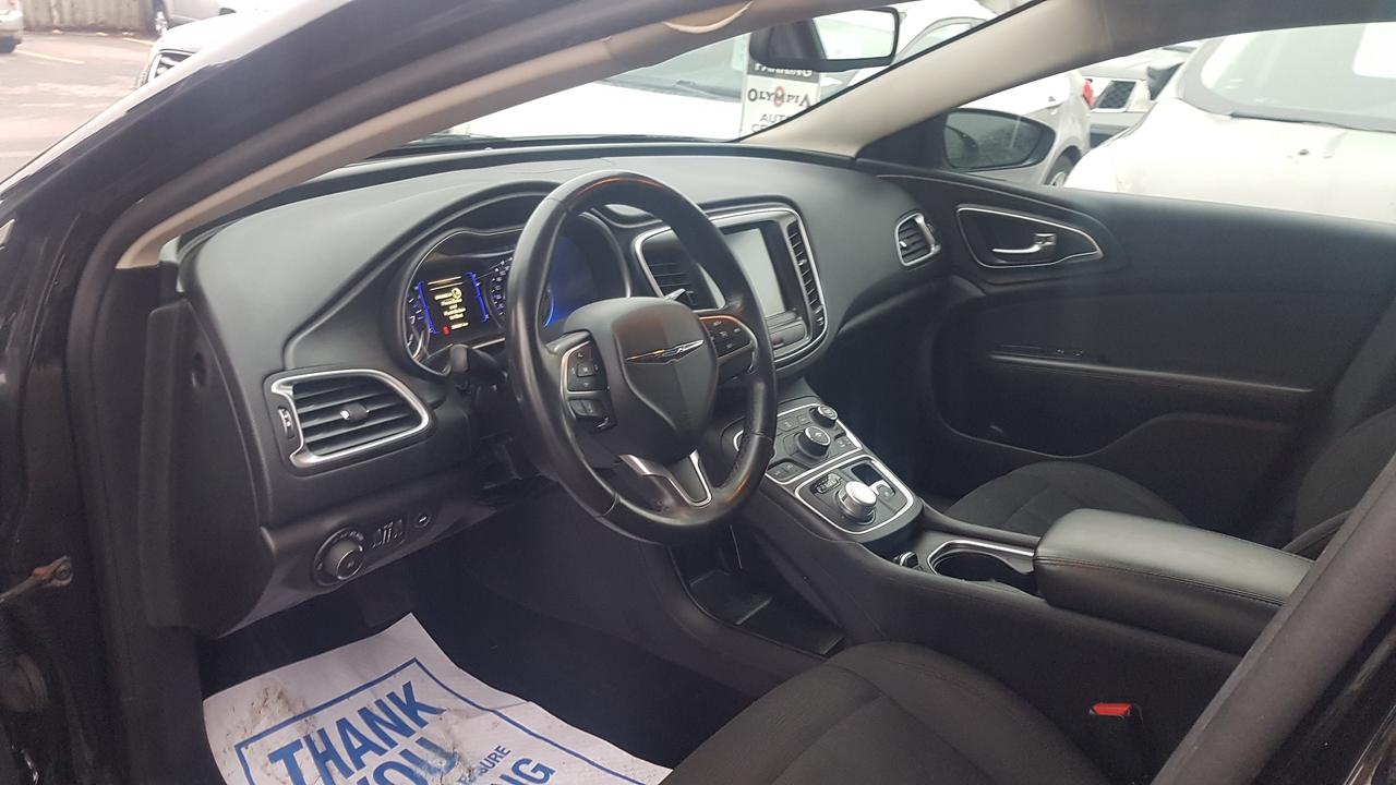 2016 Chrysler 200 Limited Photo