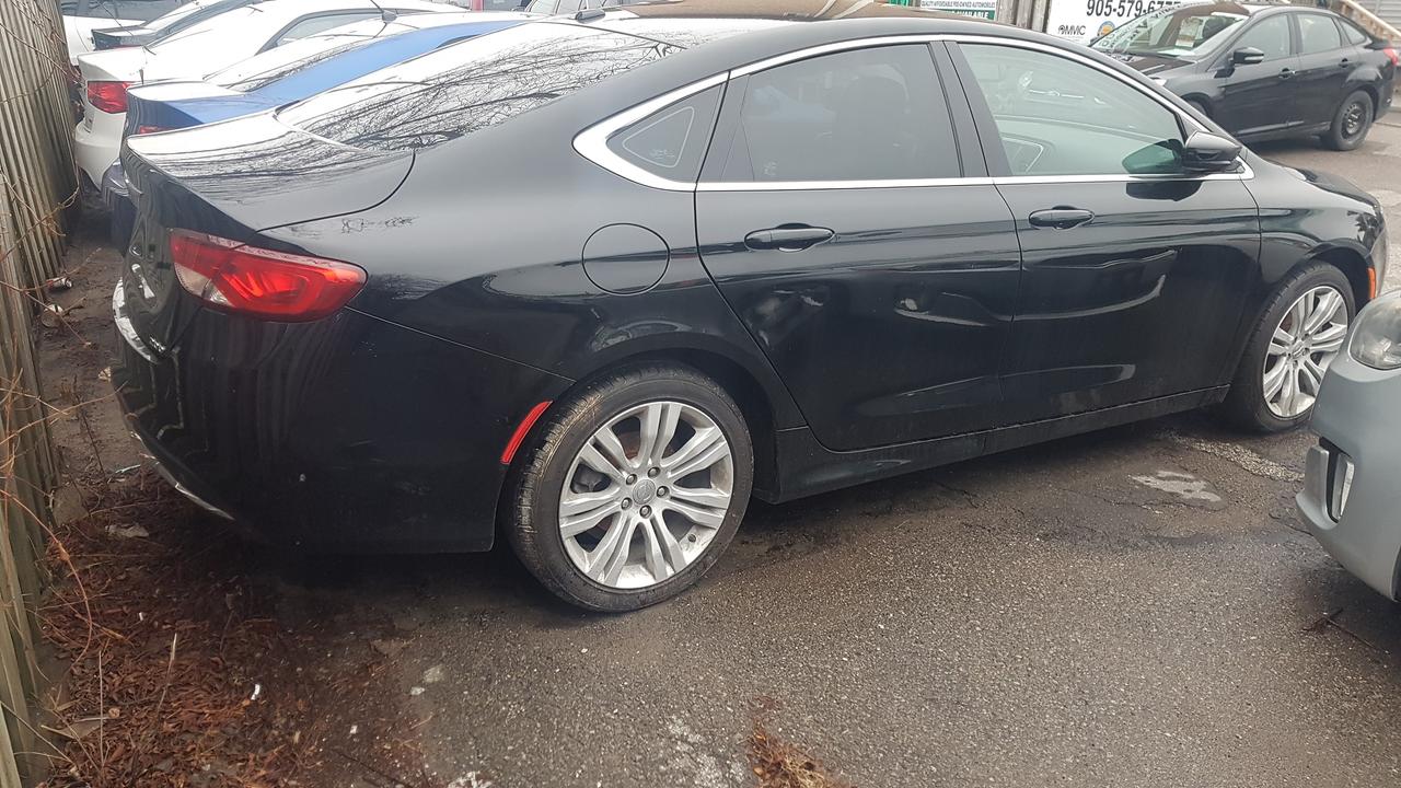2016 Chrysler 200 Limited Photo