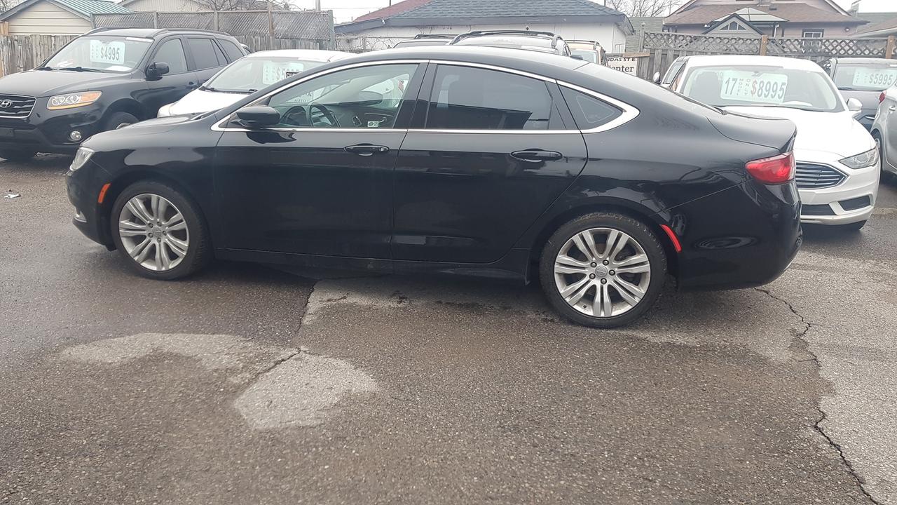 2016 Chrysler 200 Limited Photo