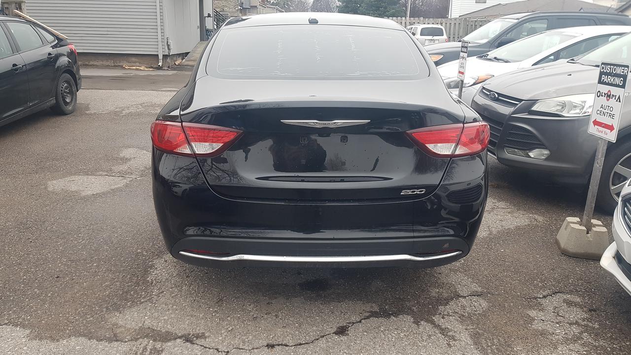 2016 Chrysler 200 Limited Photo