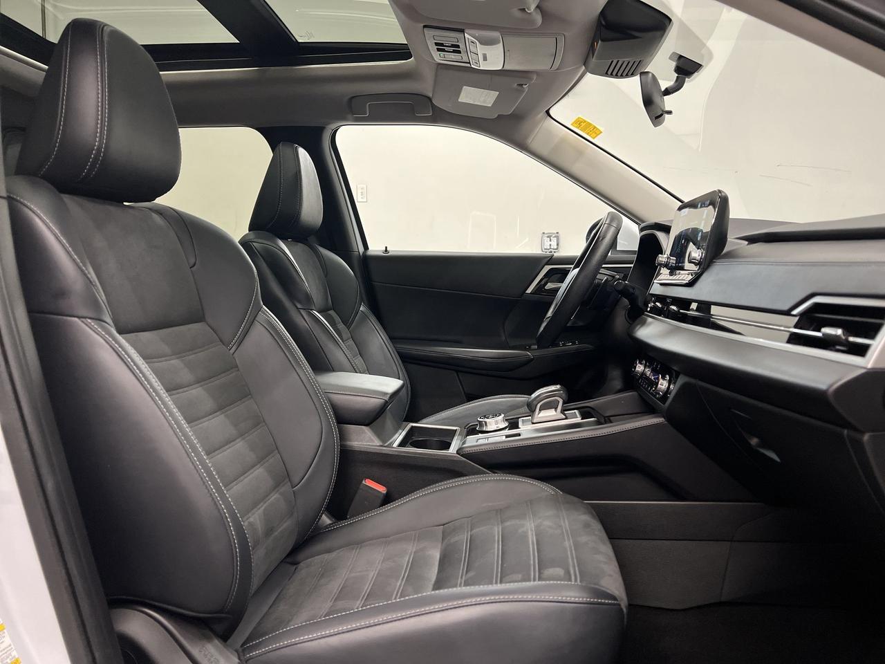 2024 Mitsubishi Outlander LE AWD | 7-PASS | HTD LEATHER |PANO ROOF | CARPLAY Photo