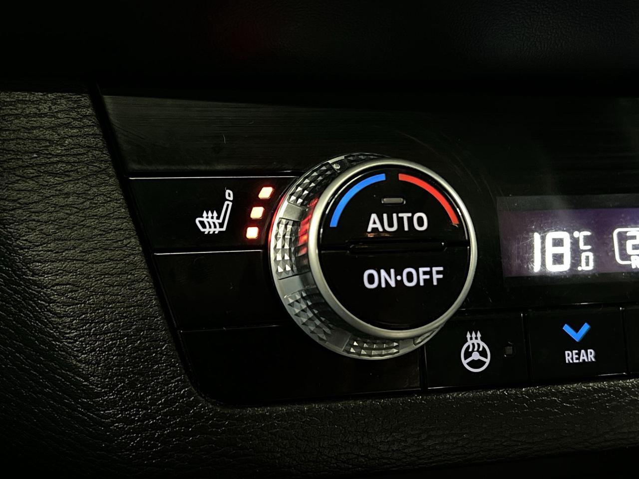 2024 Mitsubishi Outlander LE AWD | 7-PASS | HTD LEATHER |PANO ROOF | CARPLAY Photo