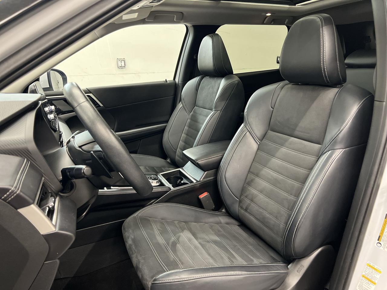 2024 Mitsubishi Outlander LE AWD | 7-PASS | HTD LEATHER |PANO ROOF | CARPLAY Photo