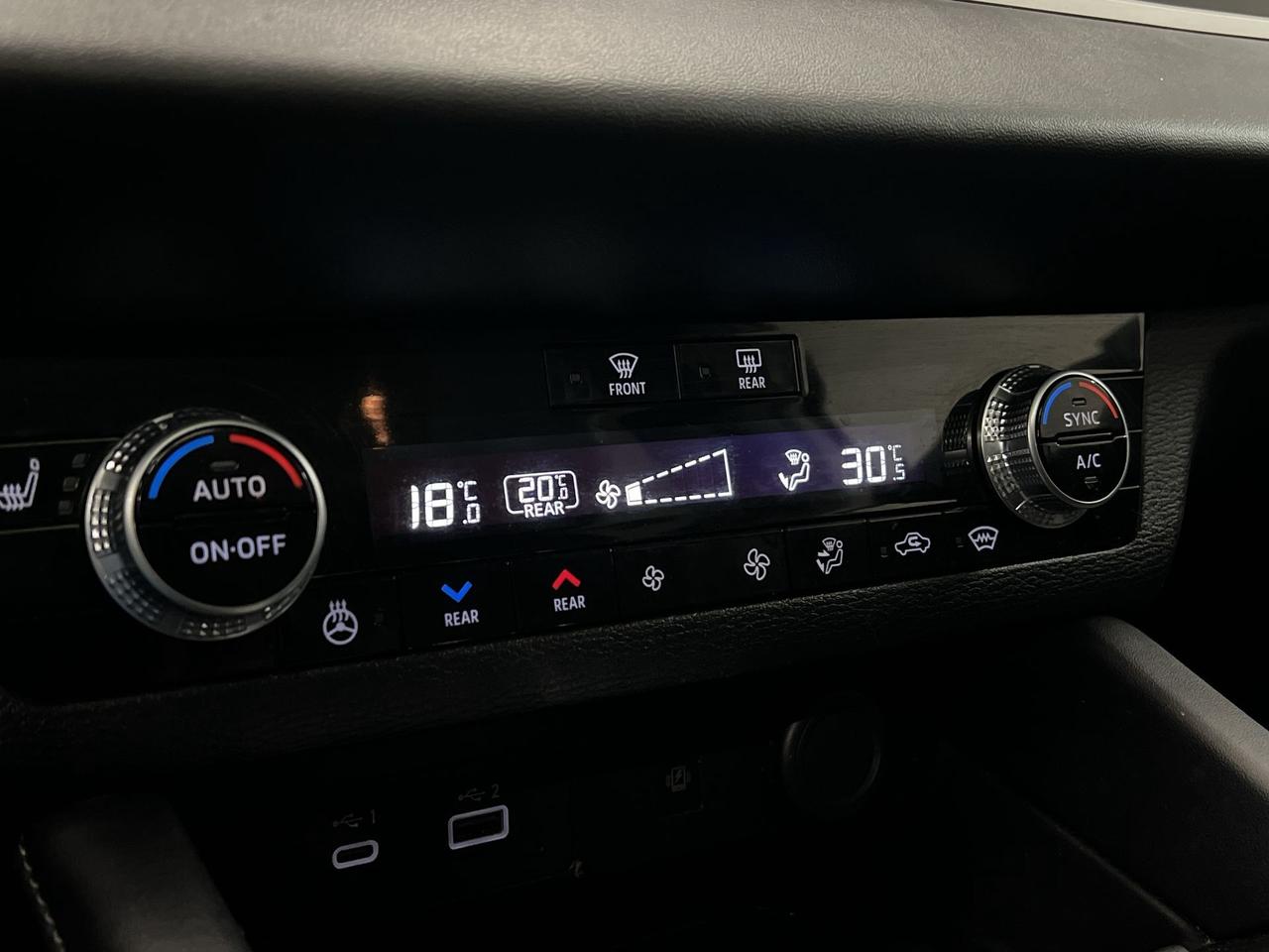 2024 Mitsubishi Outlander LE AWD | 7-PASS | HTD LEATHER |PANO ROOF | CARPLAY Photo