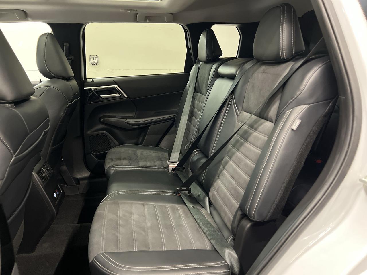 2024 Mitsubishi Outlander LE AWD | 7-PASS | HTD LEATHER |PANO ROOF | CARPLAY Photo