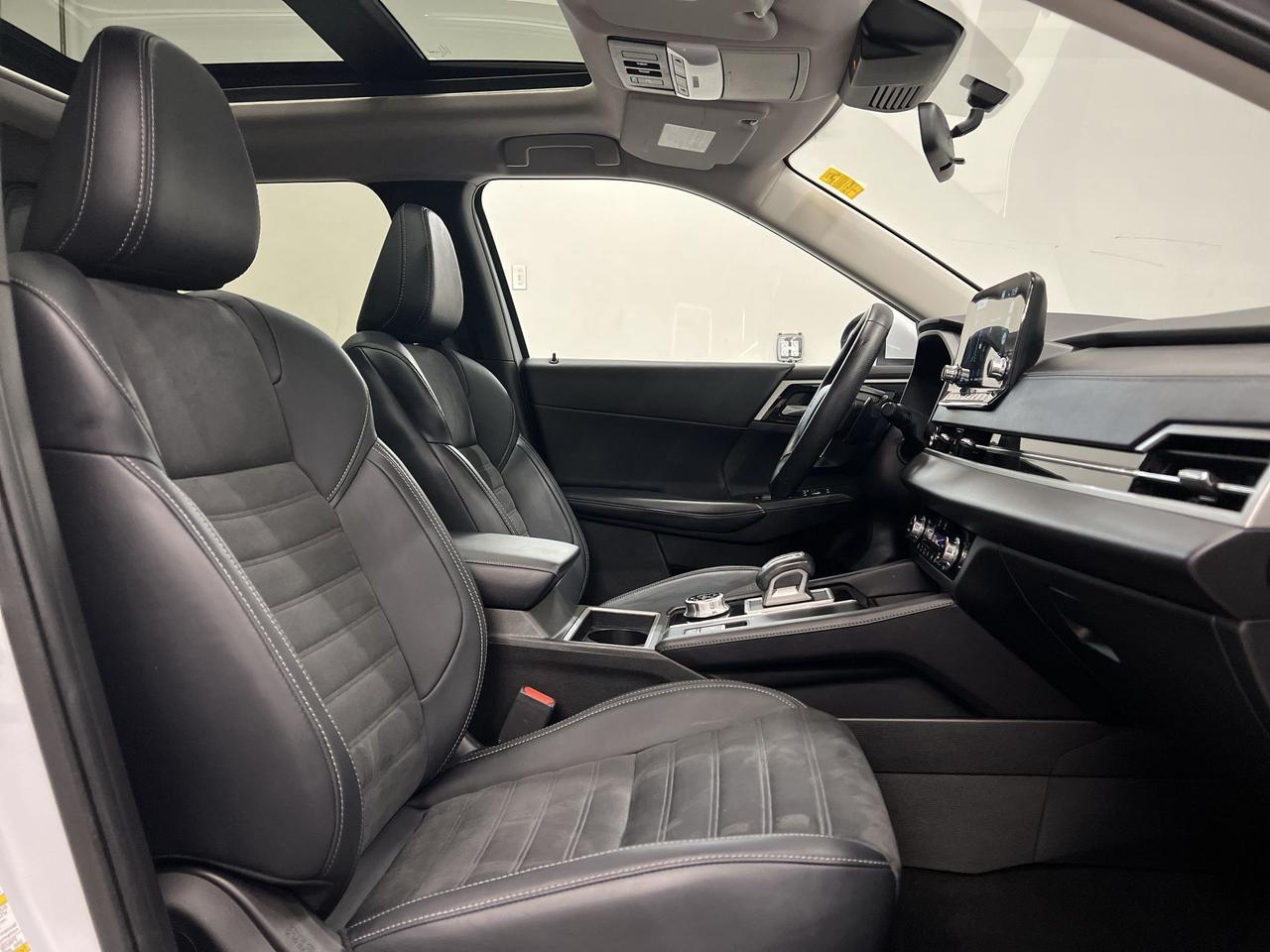 2024 Mitsubishi Outlander LE AWD | 7-PASS | HTD LEATHER |PANO ROOF | CARPLAY Photo