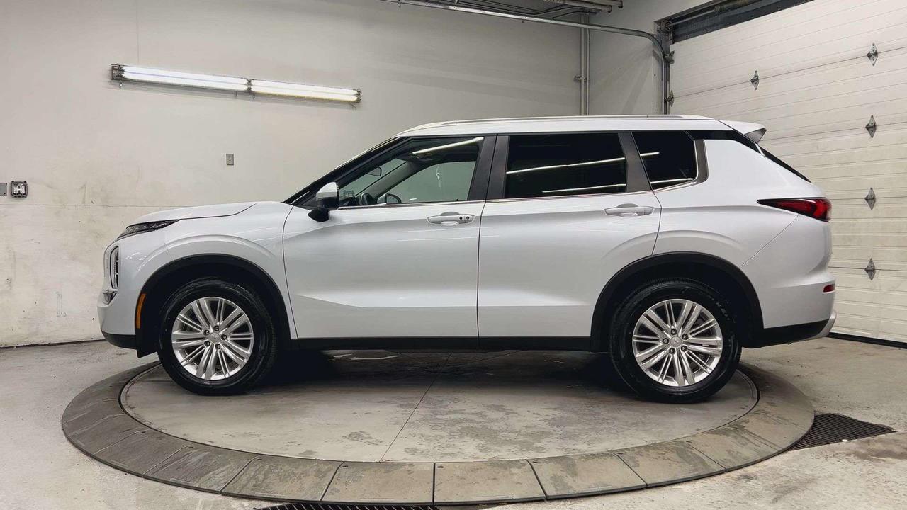 2024 Mitsubishi Outlander LE AWD | 7-PASS | HTD LEATHER |PANO ROOF | CARPLAY Photo