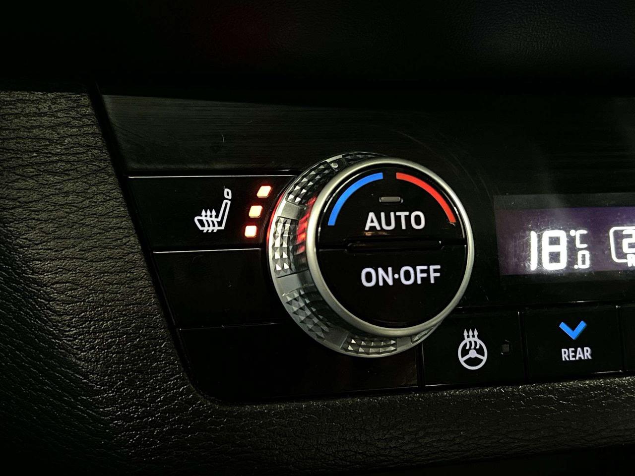 2024 Mitsubishi Outlander LE AWD | 7-PASS | HTD LEATHER |PANO ROOF | CARPLAY Photo