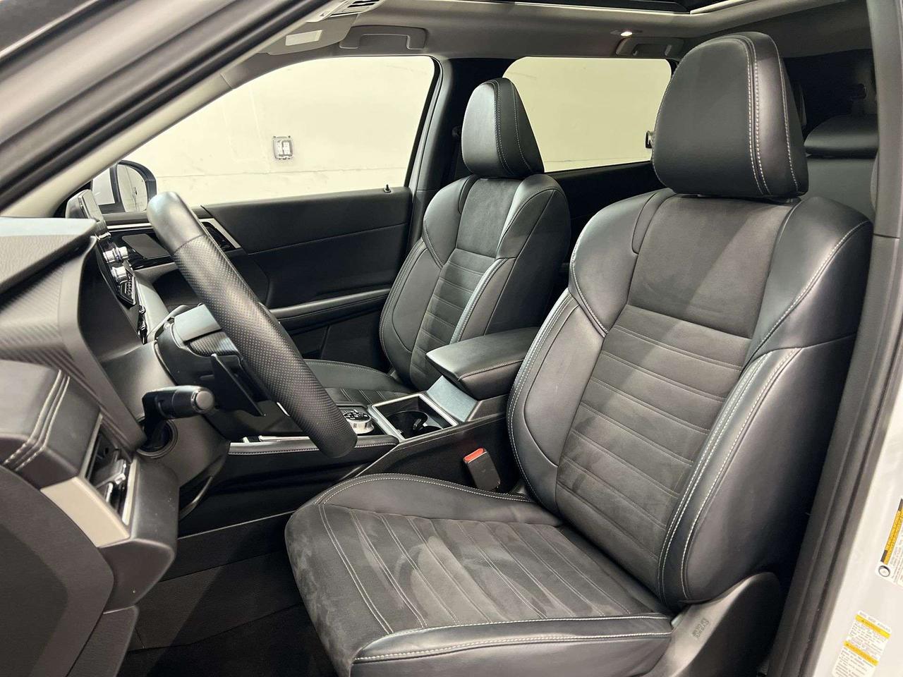 2024 Mitsubishi Outlander LE AWD | 7-PASS | HTD LEATHER |PANO ROOF | CARPLAY Photo