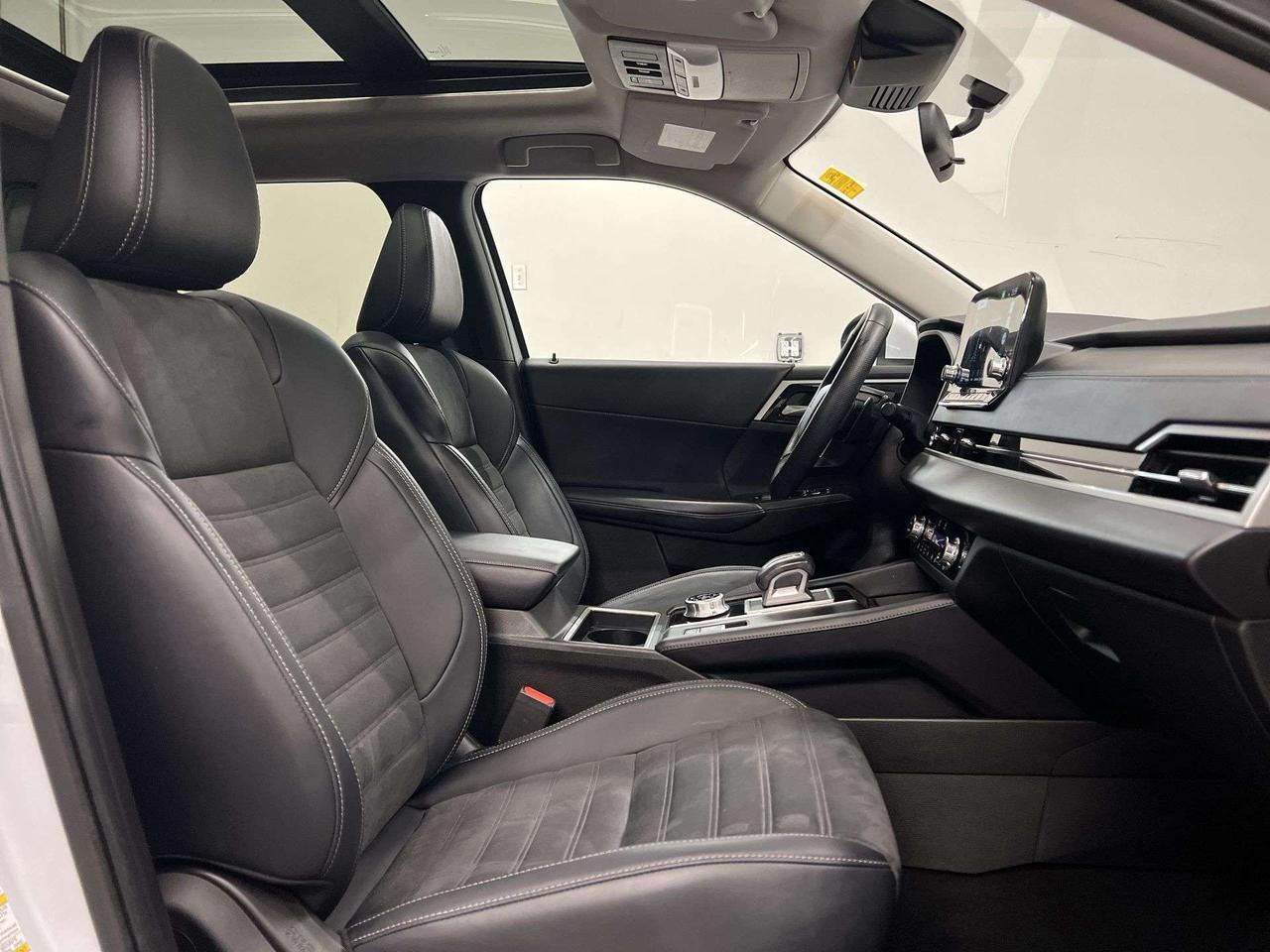 2024 Mitsubishi Outlander LE AWD | 7-PASS | HTD LEATHER |PANO ROOF | CARPLAY Photo