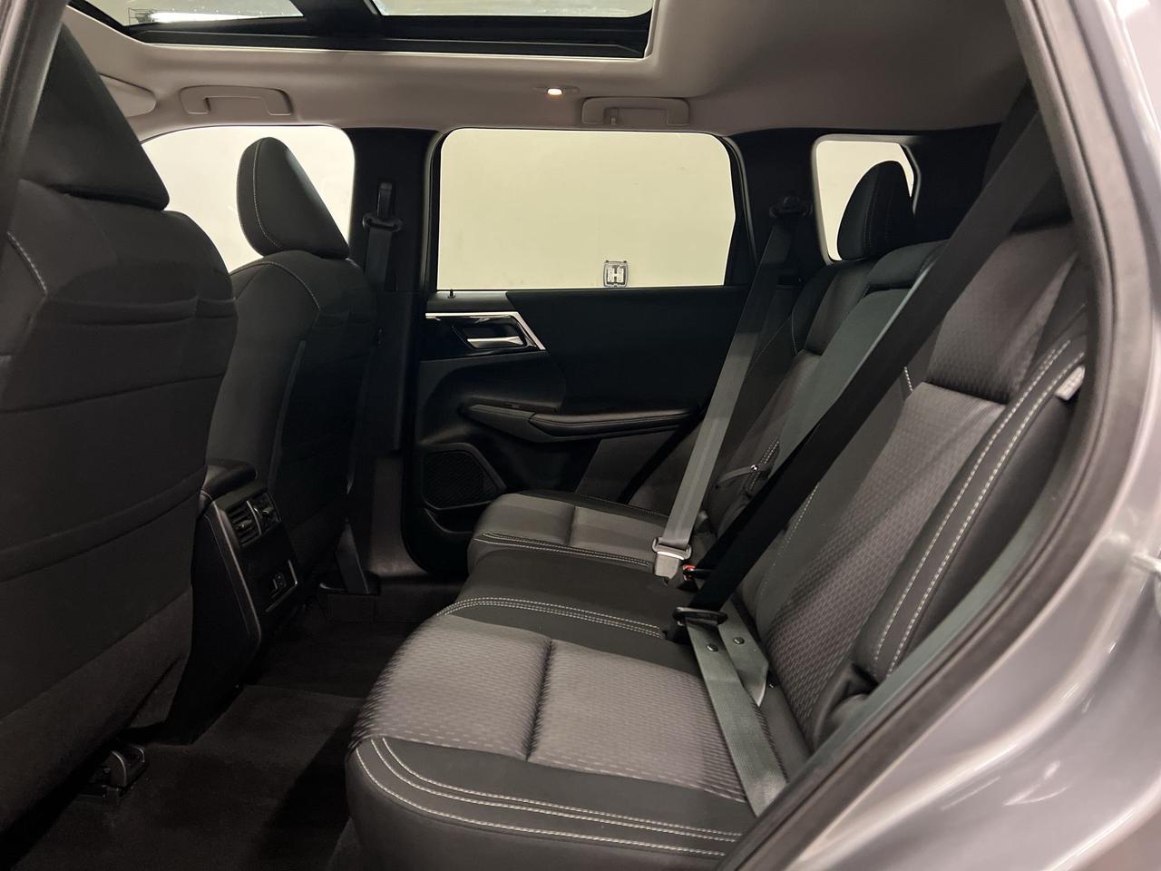2024 Mitsubishi Outlander SE AWD | 7-PASS | PANO ROOF | HTD SEATS | CARPLAY Photo