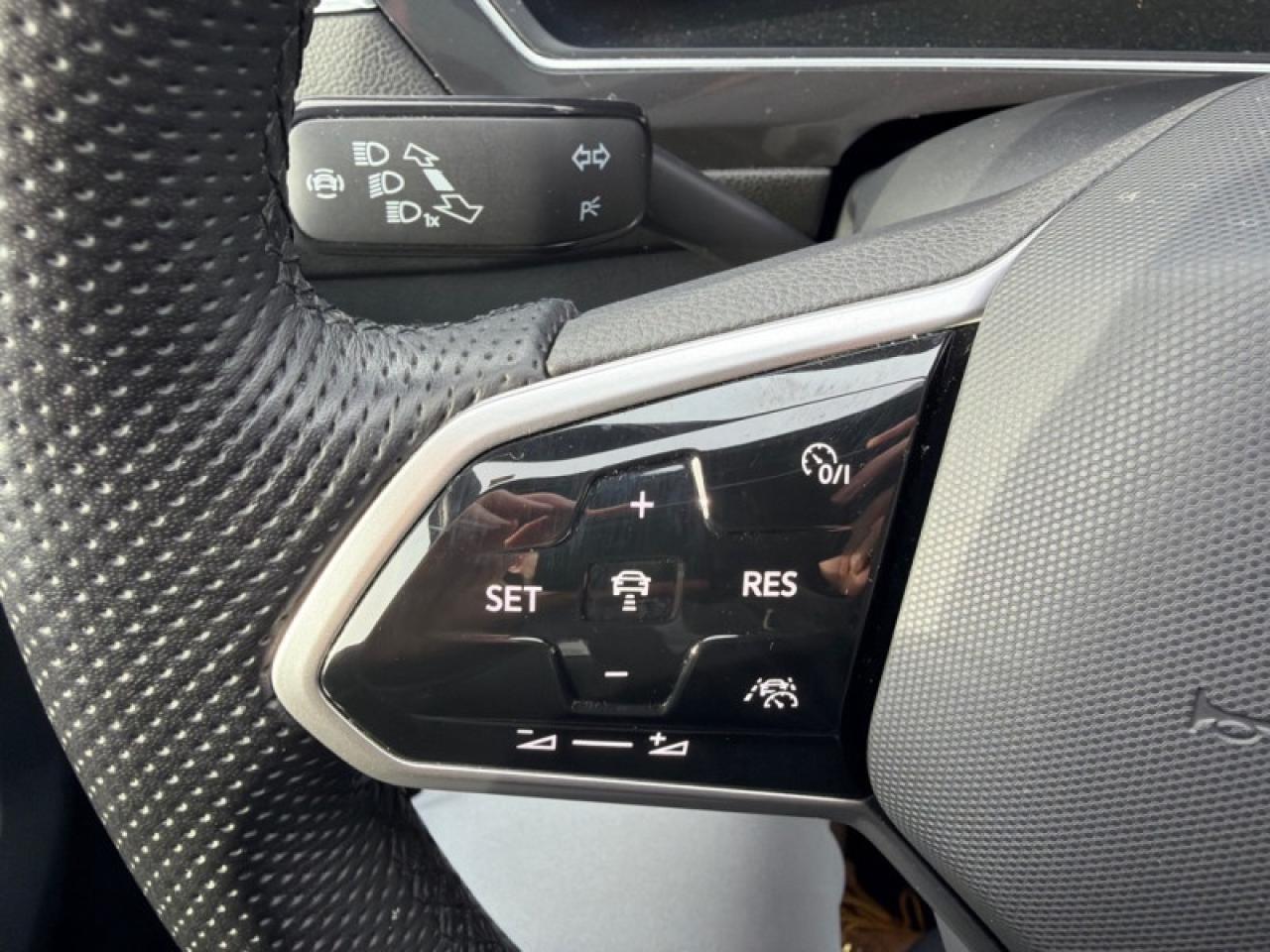 2024 Volkswagen Tiguan Highline R-Line  - Leather Seats Photo