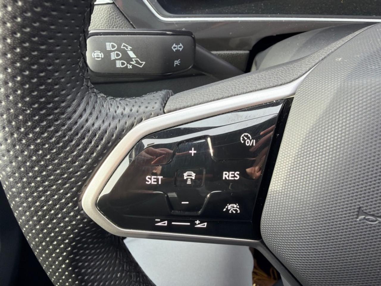 2024 Volkswagen Tiguan Highline R-Line  - Leather Seats Photo