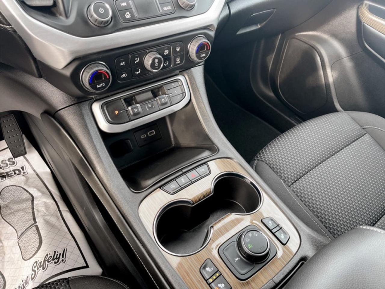 2022 GMC Acadia SLE  **7 PASSENGER - POWER LIFTGATE** Photo