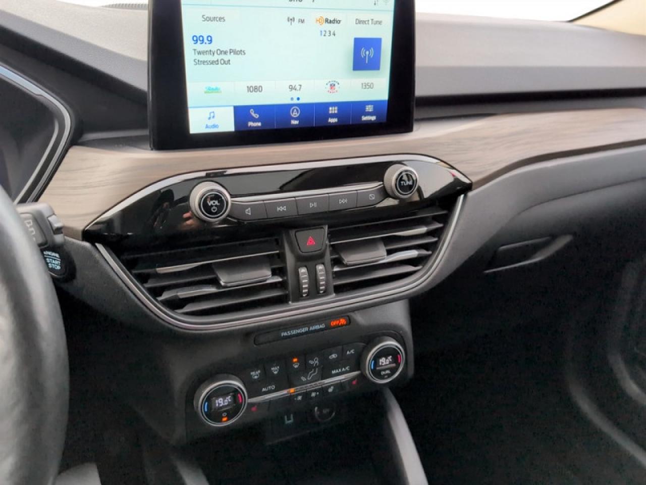 2020 Ford Escape Titanium w/Premium Pkg  **VERY LOW KMS** Photo