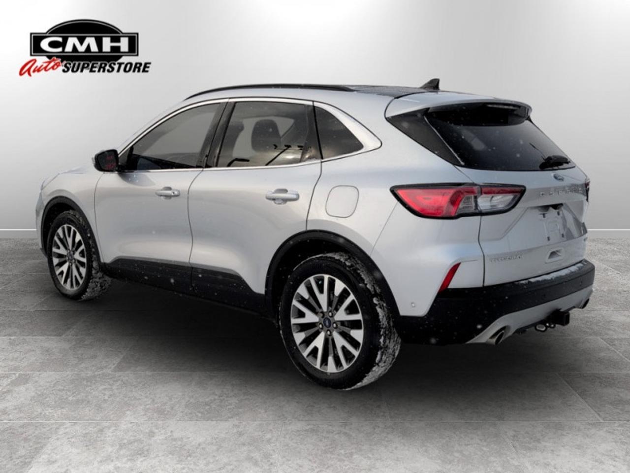 2020 Ford Escape Titanium w/Premium Pkg  **VERY LOW KMS** Photo2