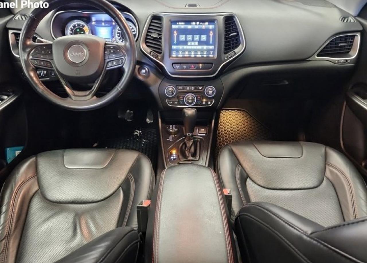 2019 Jeep Cherokee Trailhawk Elite 4WD | V6 | Tow Pkg | Leather | Sunroof | Nav | BSM | Cooled + Heated Seats & More ! Photo3