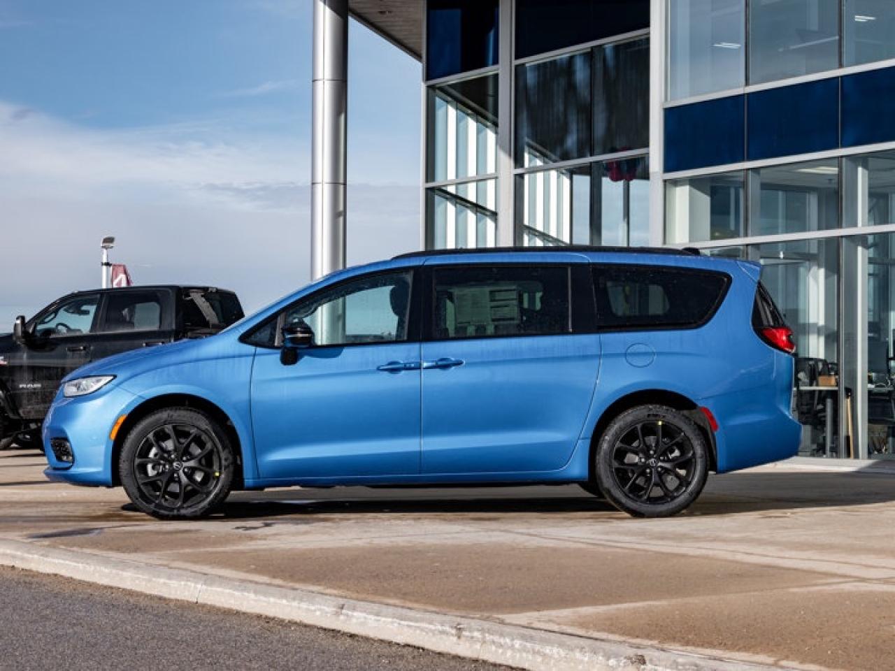 2026 Chrysler Pacifica Select Photo3