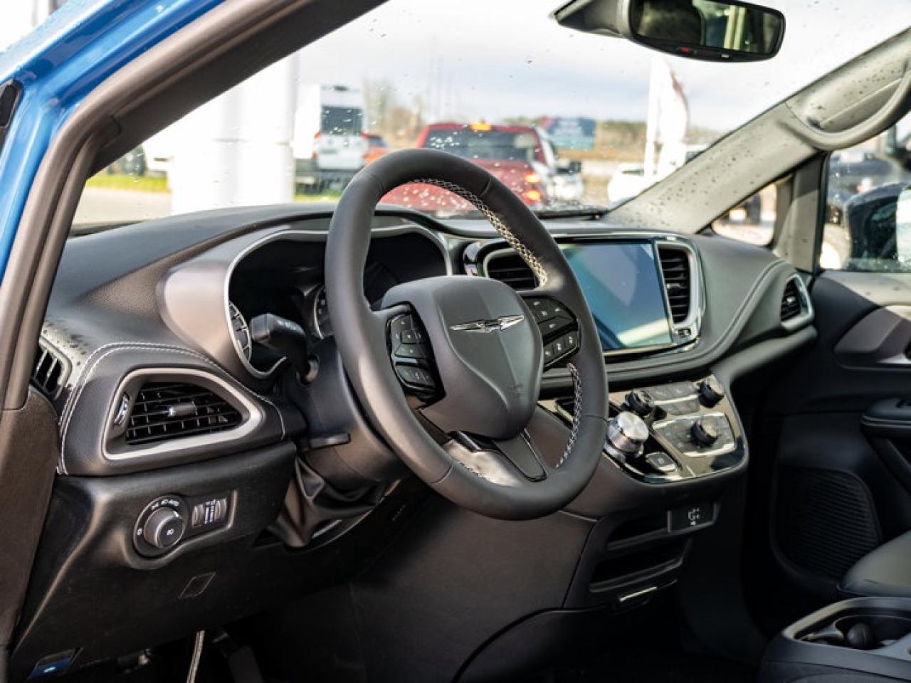 2026 Chrysler Pacifica Select Photo2