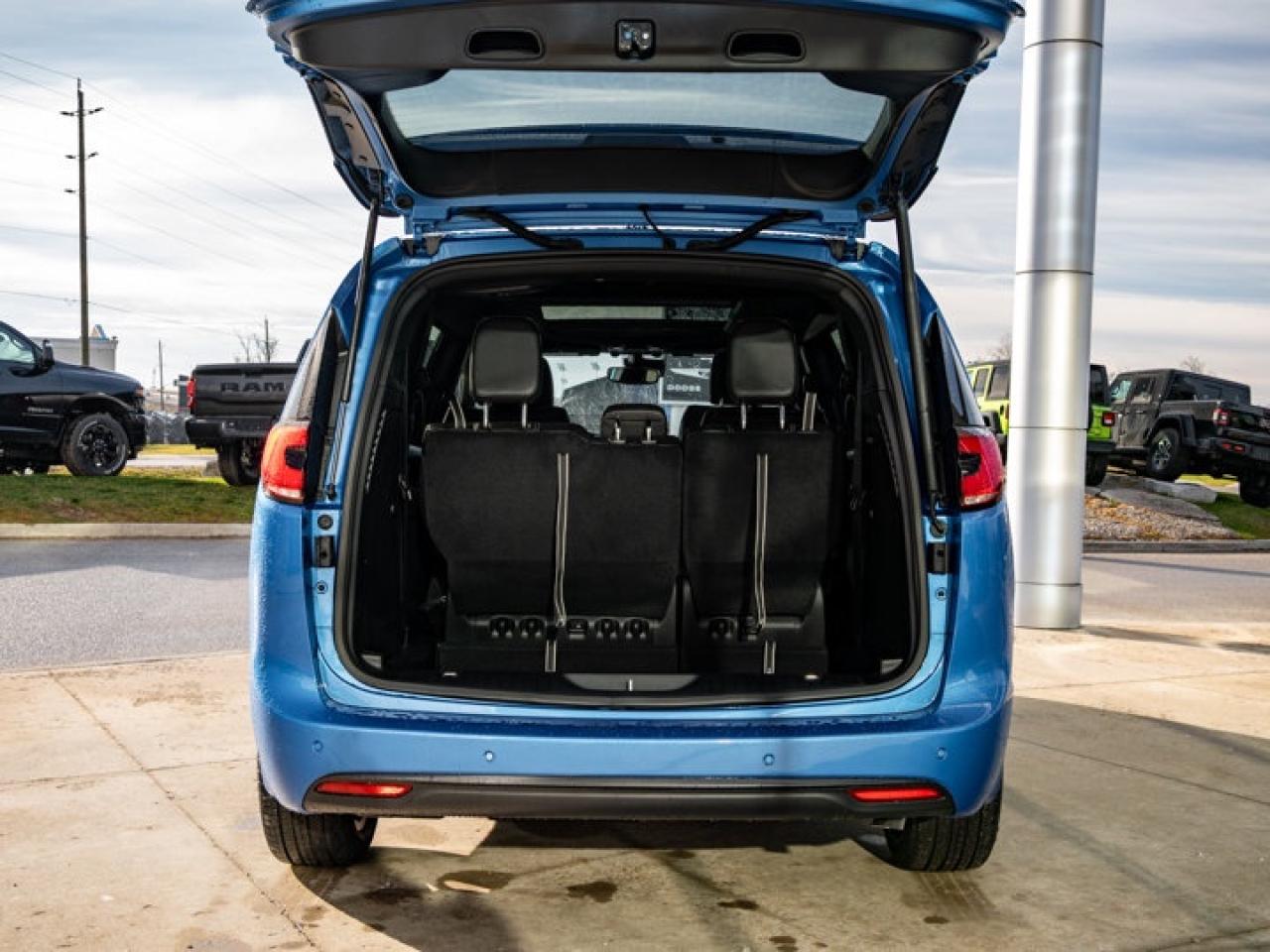 2026 Chrysler Pacifica Select Photo