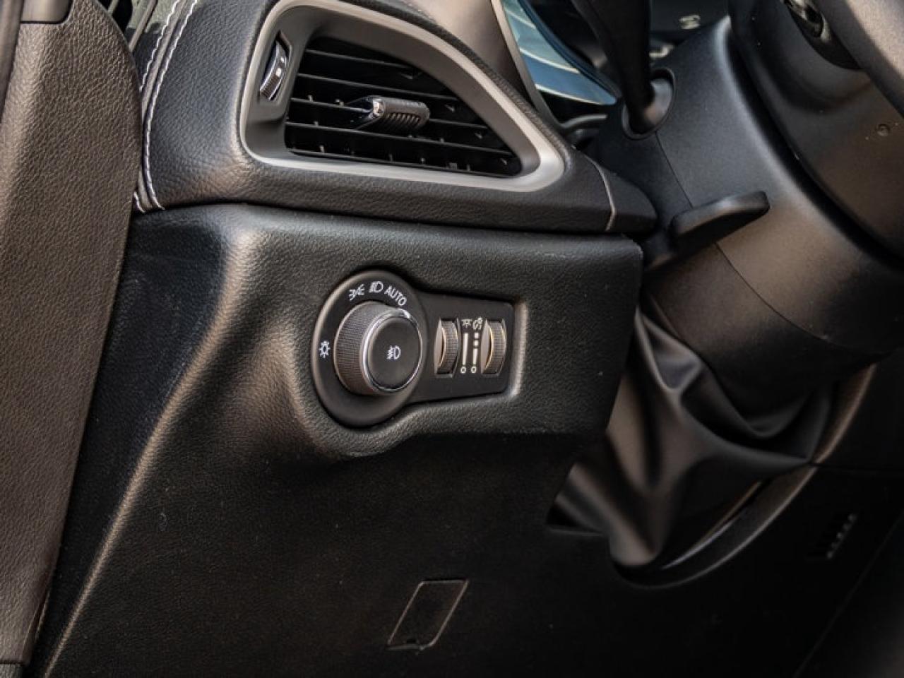 2026 Chrysler Pacifica Select Photo